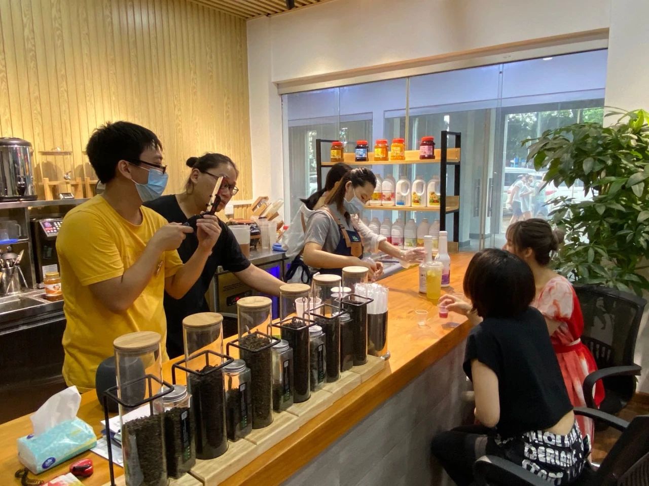 廣州直播節“在穗臺商分會場”,兩岸網紅主播齊聚松洲街金達咖啡飲品城打卡 廣州直播節“在穗臺商分會場”,兩岸網紅主播齊聚松洲街金達咖啡飲品城打卡